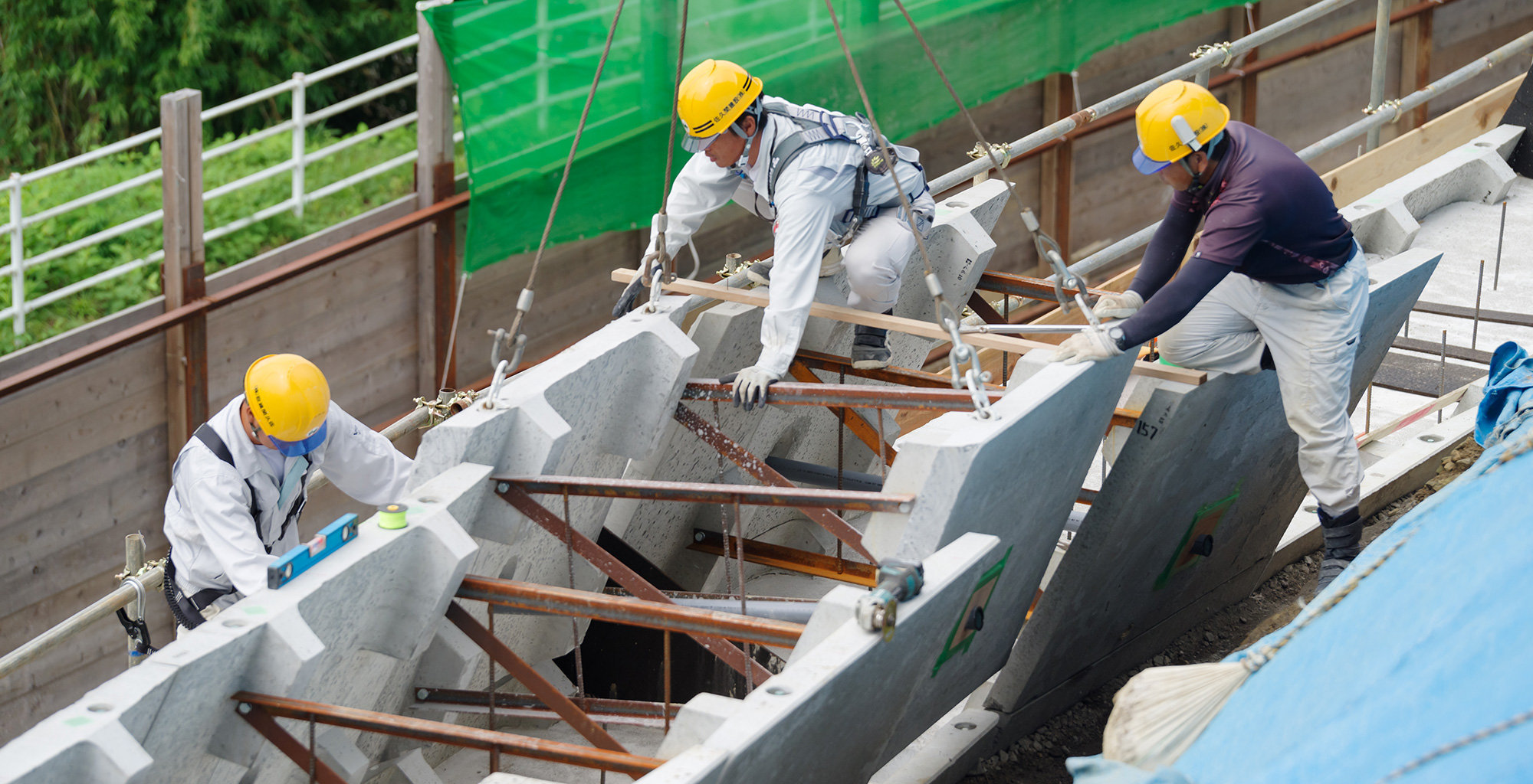 佐久間建設は地元勝浦の道路・交差点や復旧工事など、公共工事を担っております。